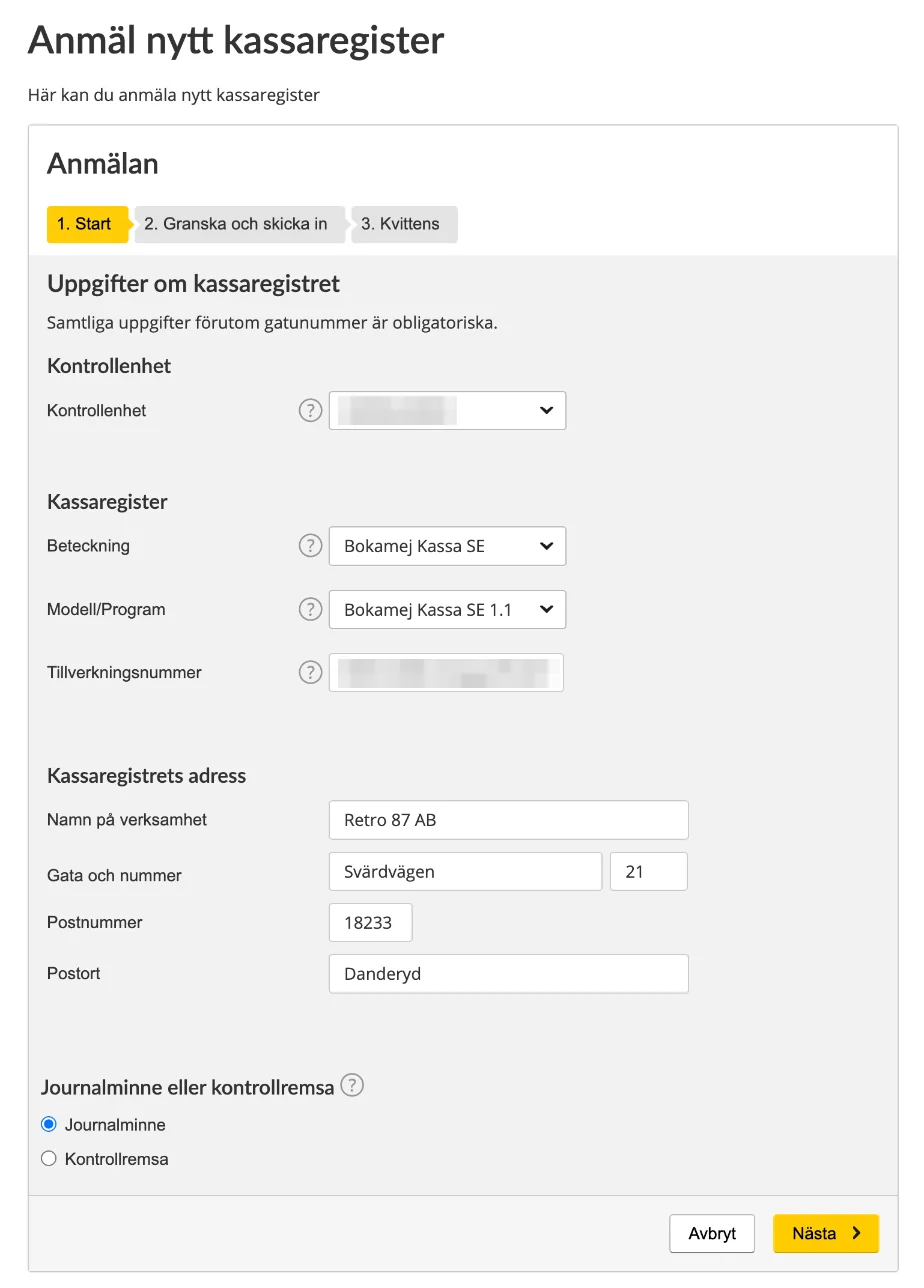 Formuläret Anmäl nytt kassaregister ifyllt med kontrollenhetens id, Bokamej Kassa SE, Bokamej Kassa SE 1.1, ett tillverkningsnummer som börjar på BKSE, företagets adress och valet Journalminne.