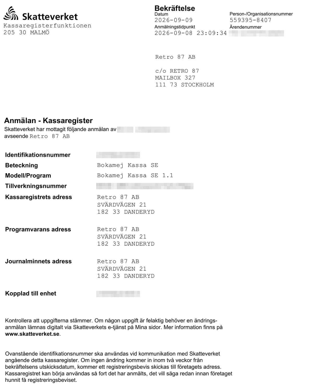 Skatteverkets bekräftelse för kassaregistret: identifikationsnummer, Bokamej Kassa SE 1.1, tillverkningsnummer, adresser och kopplad kontrollenhet, samt texten att kassaregistret kan börja användas så fort det har anmälts.
