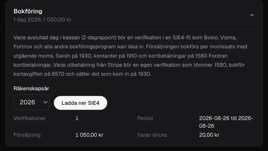 Avsnittet Bokföring i Bokamejs inställningar: förklaringen av kontona, väljaren för räkenskapsår 2026, knappen Ladda ner SIE4 och en sammanfattning med 1 verifikation, perioden 2026-08-26 och försäljning 1 050,00 kr varav dricks 20,00 kr.