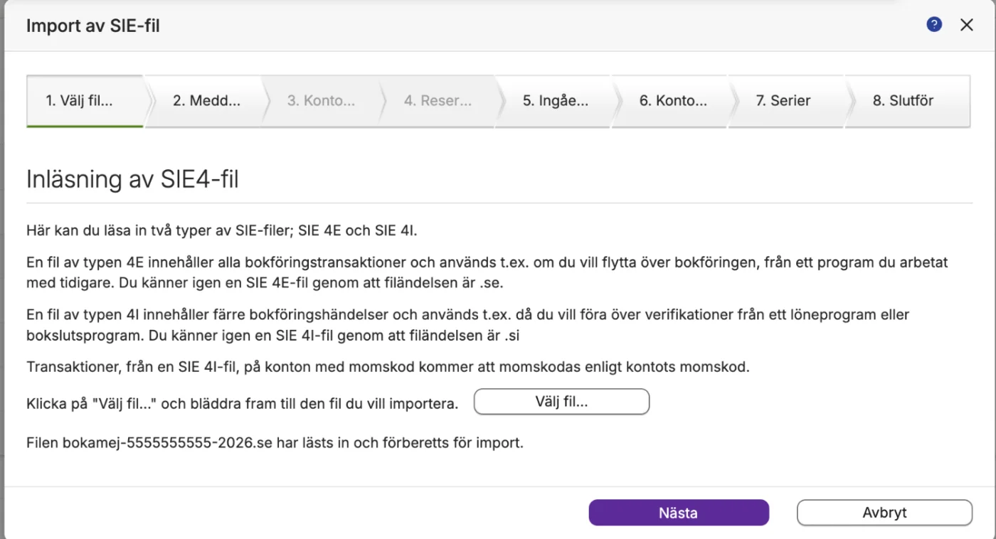 Steg 1 av 8 i Spiris guide Import av SIE-fil. Under knappen Välj fil står att filen bokamej-5555555555-2026.se har lästs in och förberetts för import.