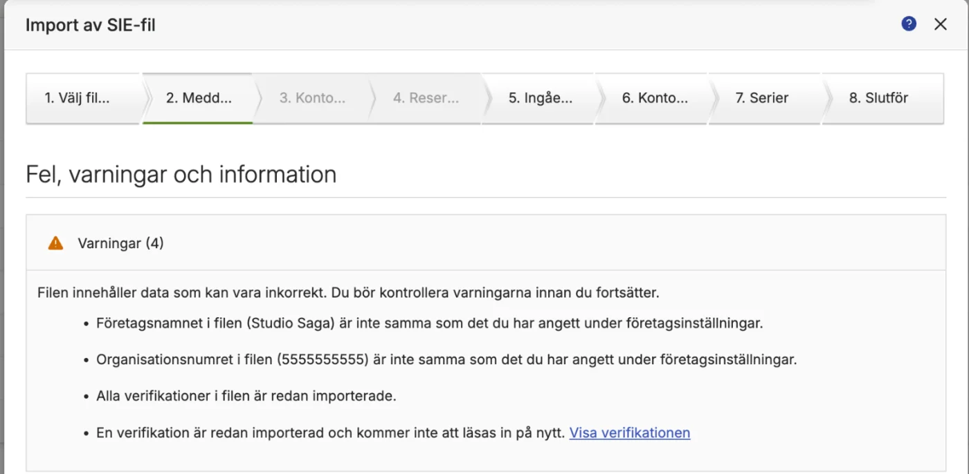 Steg 2 av 8, Fel, varningar och information, med fyra varningar: företagsnamnet och organisationsnumret i filen skiljer sig från företagsinställningarna, alla verifikationer i filen är redan importerade och en verifikation kommer inte att läsas in på nytt.